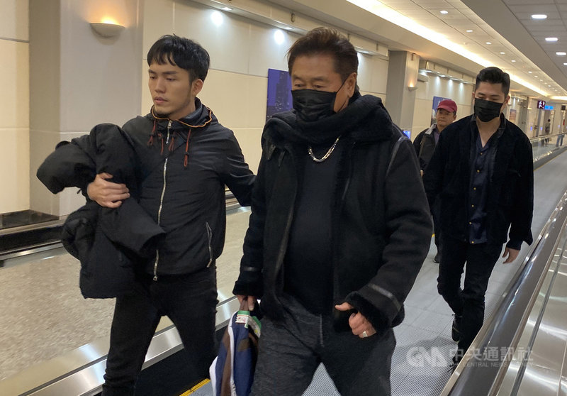 藝人高以翔在中國錄製電視節目時意外猝死,震驚演藝界;高以翔的父親(左2)28日晚間搭機返台,面對媒體僅回應「謝謝你們」,低調沒有多談。中央社記者邱俊欽桃園機場攝 108年11月28日