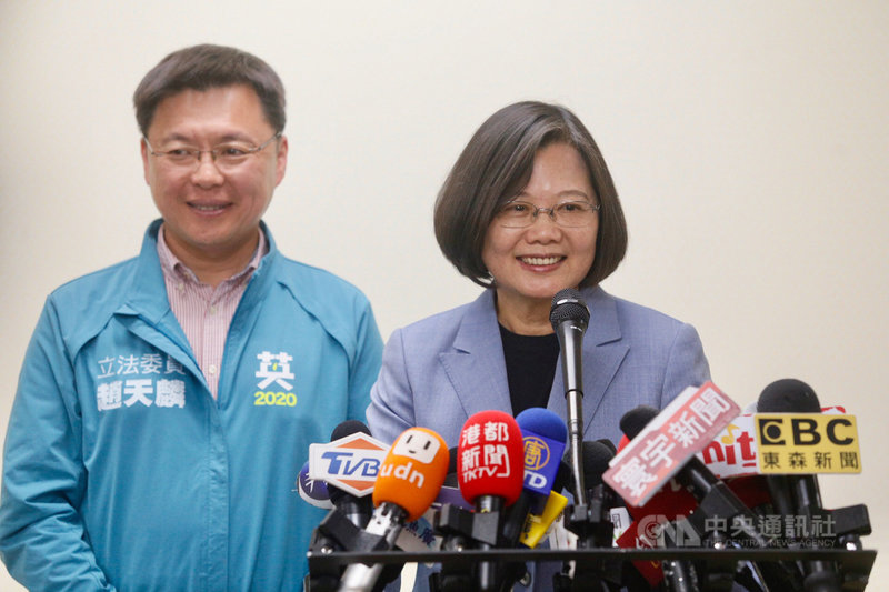 總統蔡英文(右)28日在高雄出席壽山國家自然公園管理處揭牌典禮,談及是否與中國領導人習近平會面的「蔡習會」議題表示,為維持兩岸和平穩定,願嘗試任何可能性,但不會以國家主權與國家安全為代價。左為民進黨立委參選人趙天麟。中央社記者董俊志攝 108年11月28日