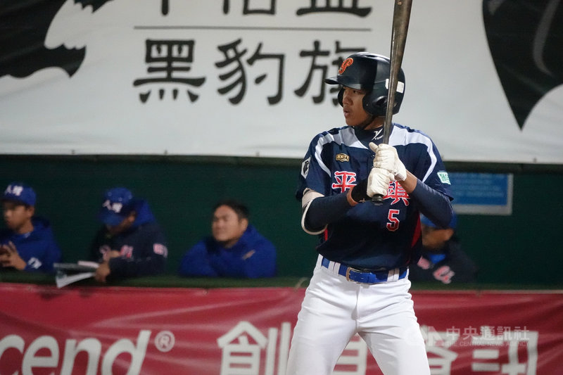 2019年第7屆黑豹旗全國高中棒球大賽8強賽程,平鎮高中28日在天母球場與大理高中交手,今年U18世界盃國手、平鎮林子豪單場3安帶動攻勢,率隊以9比1拿勝,晉級4強。中央社記者謝靜雯攝 108年11月28日