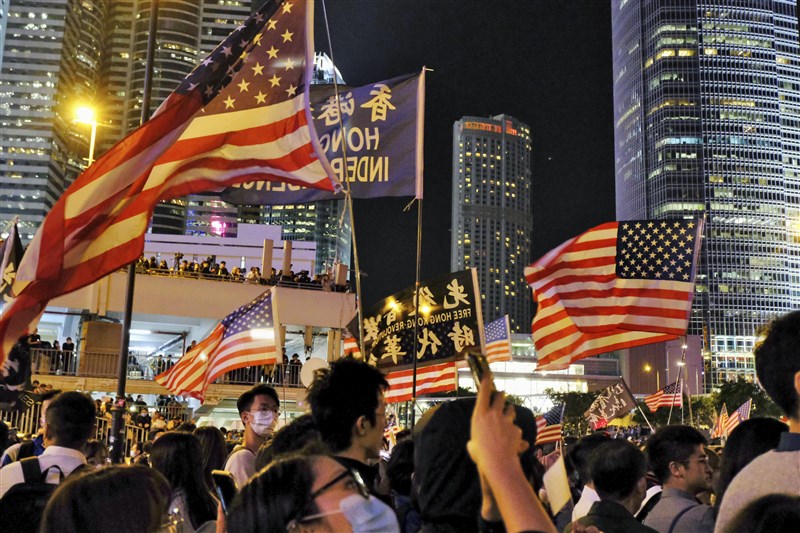 「香港人權與民主法案」日前正式生效,北京大為跳腳。取消香港特殊待遇、制裁損害香港個人與實體,是法案兩大重點。圖為香港民眾28日晚間參加感恩節集會,感謝美國國會通過及總統川普簽署實施「香港人權與民主法案」。(共同社提供)