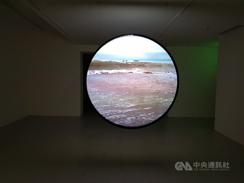 台北市立美術館29日舉辦「阿比查邦.韋拉斯塔古:狂中之靜」展覽開幕記者會,展出聚焦泰國藝術家暨獨立電影製作人阿比查邦.韋拉斯塔古(Apichatpong Weerasethakul)的藝術實踐。中央社記者鄭景雯攝 108年11月29日