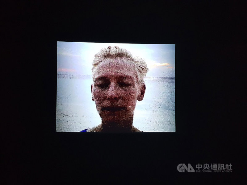 北美館推出特展「阿比查邦.韋拉斯塔古:狂中之靜」,30日起正式登場,其中展出一項錄像作品「在水一方」,拍攝英國女演員蒂妲史雲頓在鏡頭前回憶她曾做過的夢。中央社記者鄭景雯攝 108年11月29日