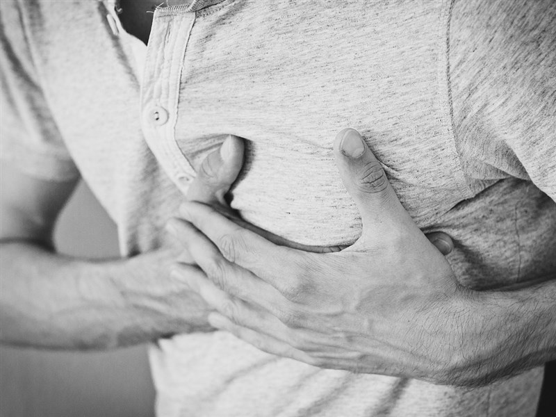 氣溫直直落，心肌梗塞風險也增加。國健署強調，心肌梗塞症狀男女有別，男性包括常見的胸悶、呼吸困難、暈眩等；女性則較常有噁心、手麻、背痛、呼吸不順等。（示意圖／圖取自Pixabay圖庫）