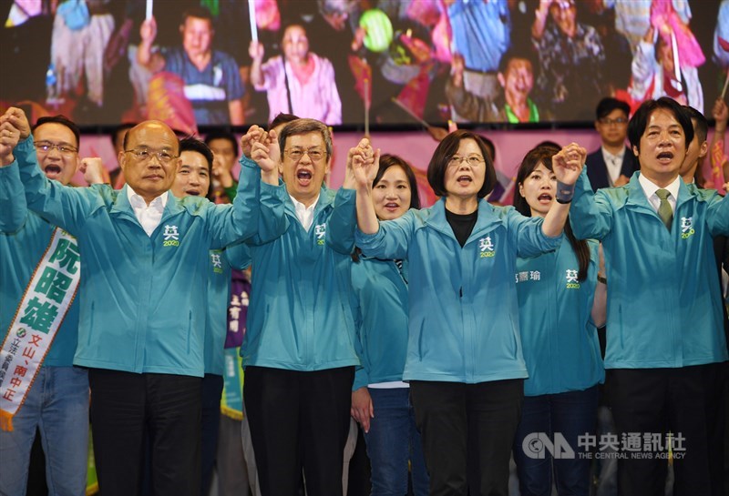2020大選選情愈來愈激烈,總統蔡英文(前右2)連任全國競選總部總幹事林錫耀表示,民調7月開始逆轉,總統支持度穩定成長。圖為17日總統與搭檔參選的賴清德(前右)、行政院長蘇貞昌(前左起)、副總統陳建仁等人出席全國暨台北市競選總部成立大會。(中央社檔案照片)