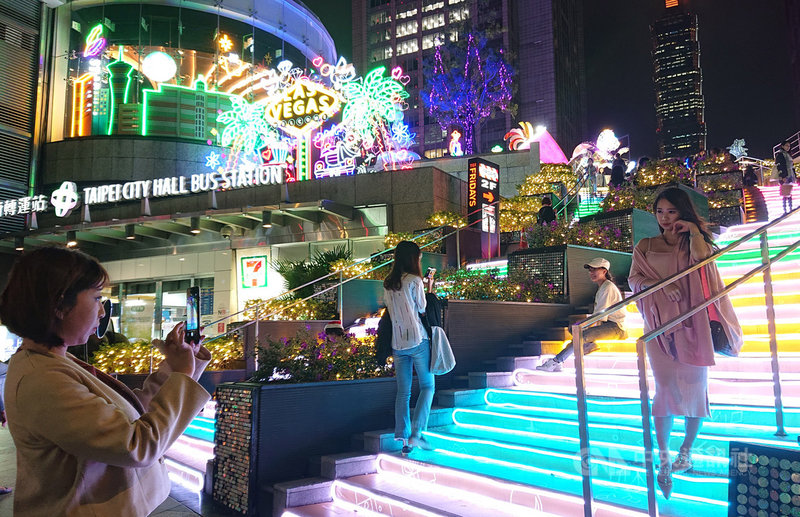統一時代百貨台北店今年以美國Las Vegas為主題城市,營造不同風情的耶誕驚喜,路人經過都忍不住停留拍照。中央社記者潘姿羽攝 108年11月30日