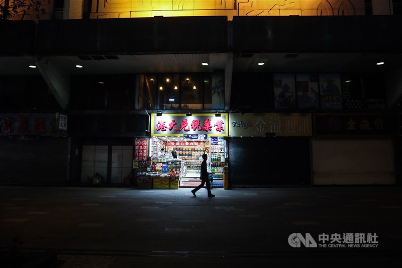 反送中爆發激烈警民衝突,位於香港理工大學管制區外的周邊商家索性不營業或提早打烊,20日晚間只有稀稀落落的行人經過。中央社記者吳家昇攝 108年11月20日