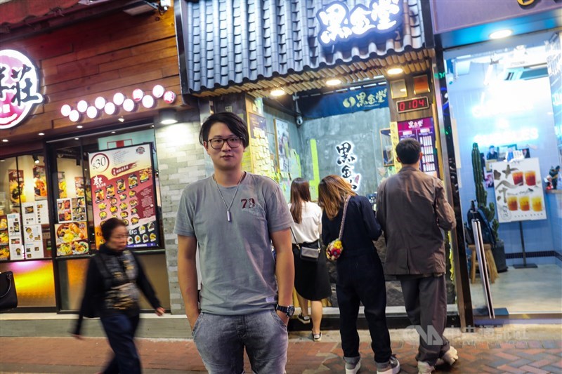 30多歲台灣青年Justin Wang今年6月在尖沙咀開設黑金堂首店就遇到反送中事件,他響應三罷,將罷工當日營收捐給撐港團體。中央社記者吳家昇攝 108年11月21日