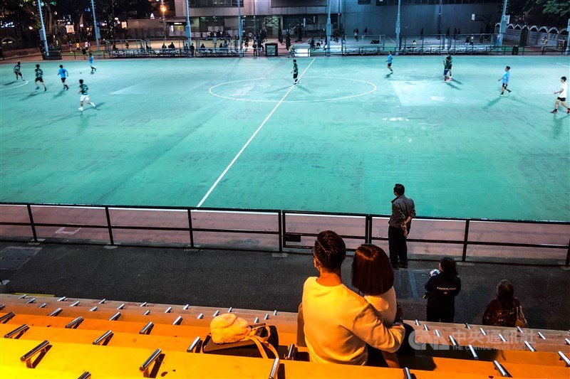 11月反送中衝突焦點轉移至理工大學周邊,位於港島的灣仔相對平靜,民眾一如既往的生活,一對情侶在修頓球場看足球賽。 中央社記者吳家昇攝 108年11月21日