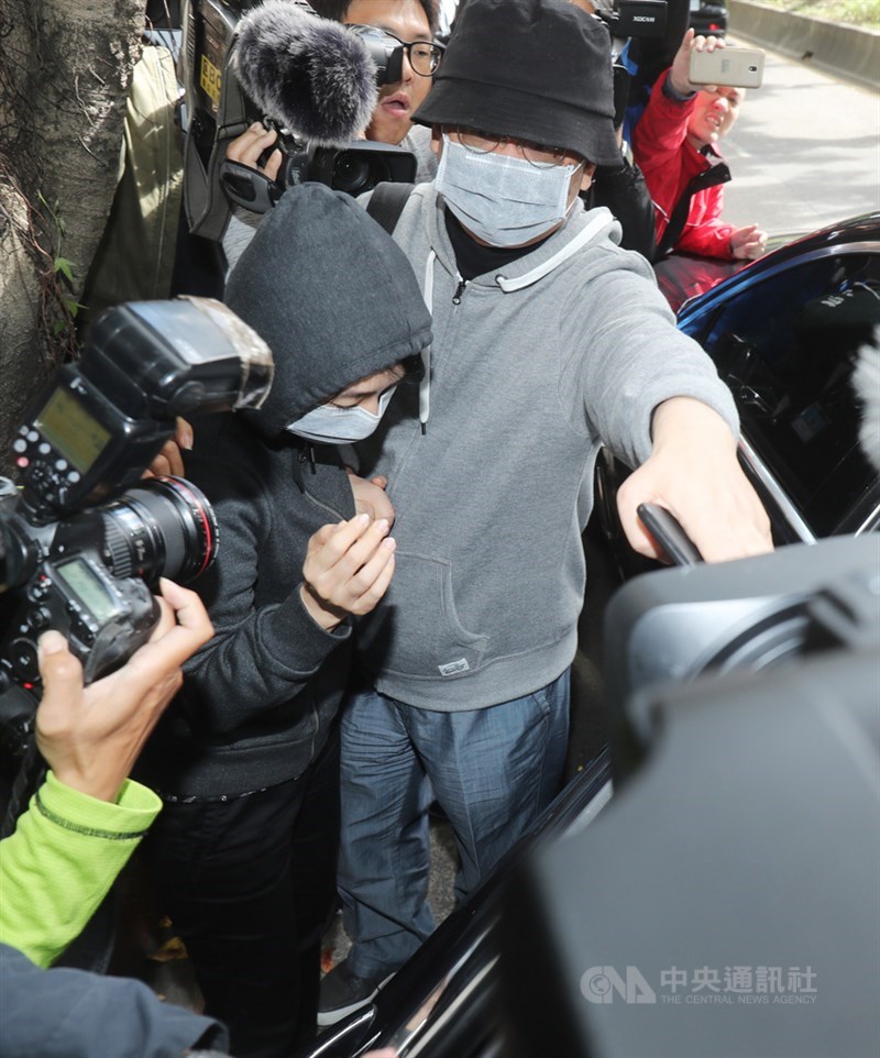 北檢偵辦中國創新投資公司主席向心(前右)及替任董事龔青(前左)夫婦涉國安法案件,檢方為續行查察,27日上午傳喚向心夫婦說明,兩人上午近12時步出北檢五辦。中央社記者裴禛攝 108年11月27日