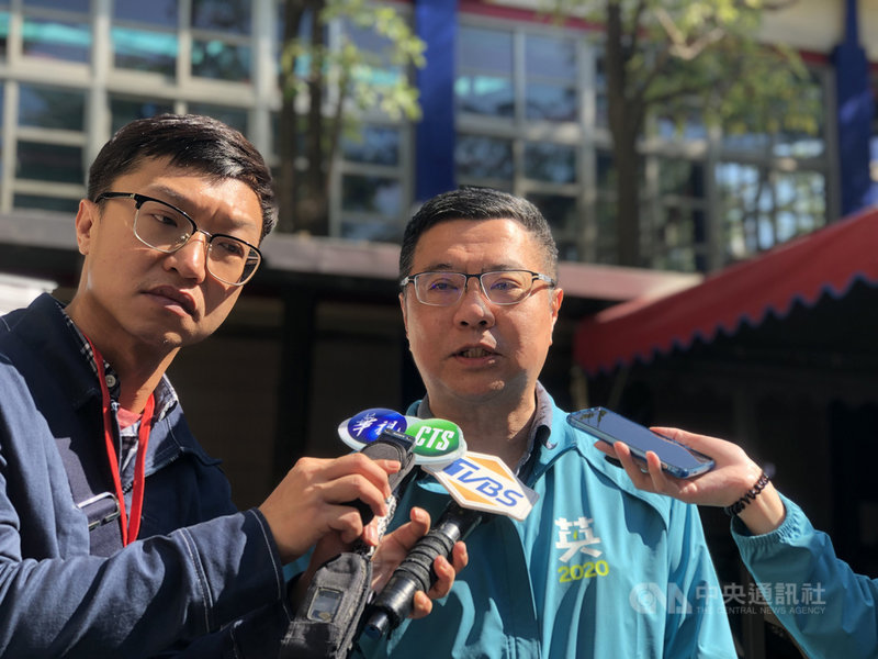 民進黨主席卓榮泰1日表示，國民黨就是一直犯錯，提名吳斯懷公然與全民作對，自己要檢討。中央社記者王承中攝 108年12月1日