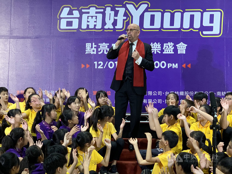 「2020台南不一樣台南好young」點亮府城音樂盛會,荷蘭歌手馬丁.賀肯斯(持麥克風者)開唱。中央社記者張榮祥台南攝 108年12月1日