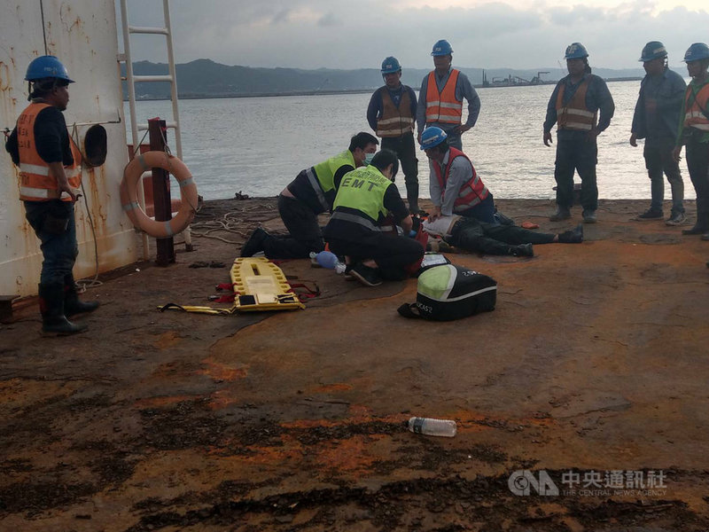 新北市八里區台北港區工作平台1日下午進行「中油觀塘煤氣接收工程」時,7人不慎落海,其中3名移工被救起時已無生命跡象,經送醫急救仍宣告不治。(消防署提供)中央社記者黃麗芸傳真 108年12月1日