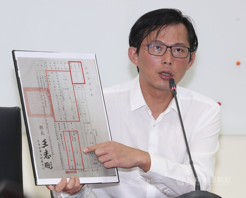 針對李佳芬家族遭爆涉占國有地採砂案，時代力量立委黃國昌（圖）1日呼籲，國民黨總統參選人韓國瑜應站出來誠實面對，不要躲在律師背後放煙霧彈。中央社記者張新偉攝　108年12月1日