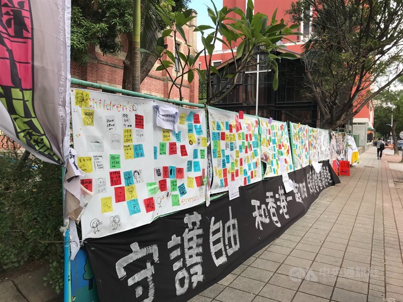 「反送中」運動爆發以來,台北街頭、校園間可見到聲援港人的連儂牆與標語。圖為台北濟南教會旁的連儂牆。