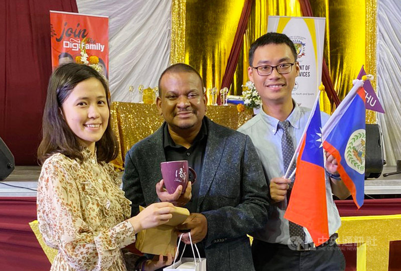國立清華大學學生組成的國際志工團,多年赴中美洲貝里斯服務,讓貝里斯副總理兼教育部長法博(Patrick Faber)(中)相當感動,日前頒發「貝里斯青年獎章」給清華志工團。(清華大學提供)中央社記者魯鋼駿傳真 108年12月2日