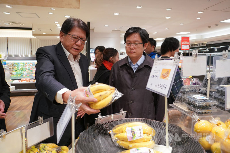 屏東縣長潘孟安(左)1日以一天時間來回日本,到東京查看銷售和供貨情形,潘孟安2日表示,希望獲得GGAP認證,爭取進軍東京奧運選手食材。(屏東縣政府提供)中央社記者郭芷瑄傳真 108年12月2日