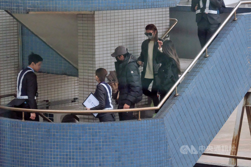 藝人高以翔遺體2日由上海浦東機場運抵台灣,高以翔女友Bella及二哥高宇橋等親友則搭乘同班飛機一起返台,下午2時許抵達桃園國際機場。中央社記者吳睿騏桃園機場攝 108年12月2日