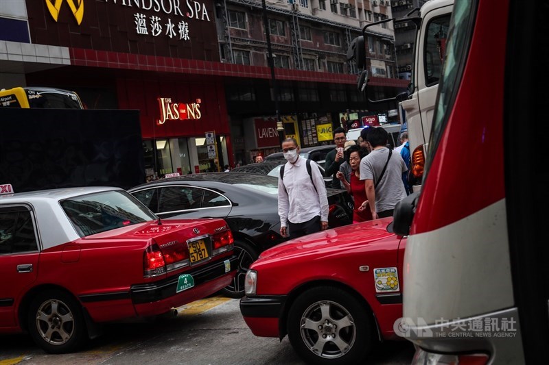 圖為香港理工大學內周邊道路交通11月19日受影響封閉,民眾因交通大亂在車陣中往來穿梭。(中央社檔案照片)