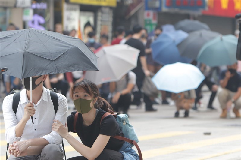 香港理工大學18日成為反送中主戰場,警方封鎖周圍500公尺,圖為當天漆咸道和金馬倫道周圍警方與示威者爆發衝突。(中央社檔案照片)