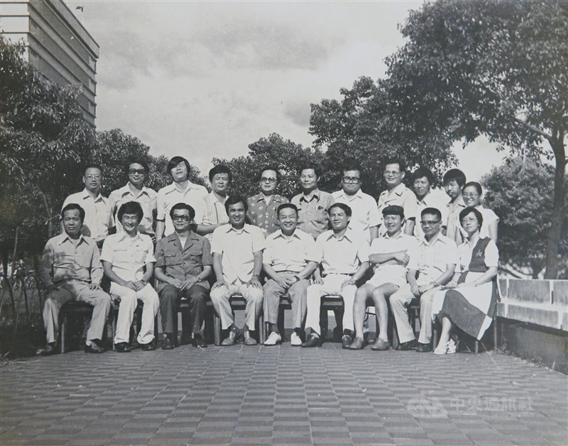 時任美麗島雜誌總經理的施明德認為,不該只有編輯部、業務部,更要在各地成立服務處,就像是國民黨的民眾服務社一般,在他們腦海思考的就是地方黨部的概念,正在組織「一個沒有黨名的政黨」。圖為美麗島當年工作團隊合影。(中央社)