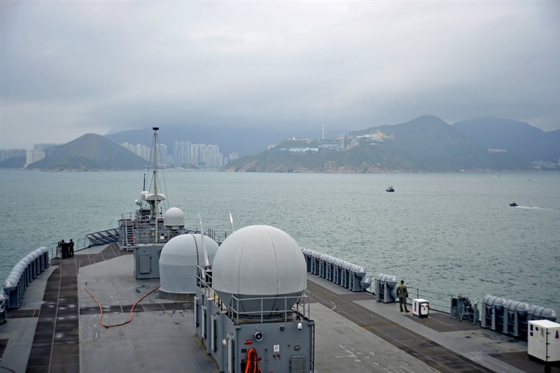 中國外交部2日宣布,即日起暫停審批美國軍艦赴香港休整的申請。圖為4月美國兩棲指揮艦藍嶺號抵香港。(圖取自美國太平洋艦隊網頁cpf.navy.mil)