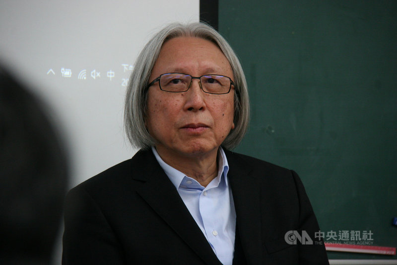 陳冠中是香港著名生活潮流雜誌「號外」的聯合創辦人,同時具有作家、評論家與電影監製身份,以及香港大學名譽大學院士頭銜。中央社記者繆宗翰攝 108年12月3日