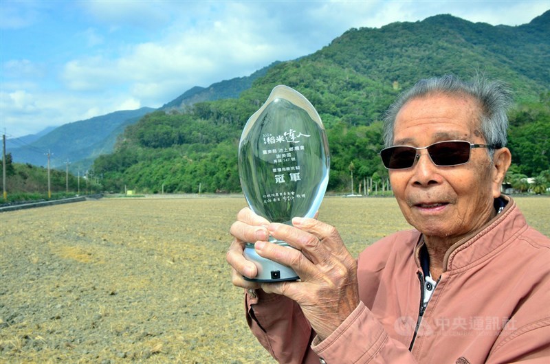 台東縣池上鄉87歲的稻農謝美國(圖)9月代表台東縣參加「台灣稻米達人冠軍賽」複賽,拿下有機米組冠軍,他表示,種稻除了土質好,還有水清,「我的稻子喝的是新武呂溪的第一口水,和國寶魚喝相同的水」。中央社記者盧太城台東攝 108年12月3日