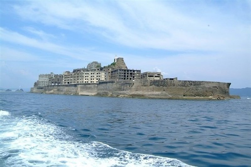 位於長崎市外海的端島煤礦（軍艦島），今年9月下旬受颱風侵襲，至今仍禁止觀光客登島，推估損失約4億6000萬日圓。（圖取自長崎市觀光網頁travel.at-nagasaki.jp）