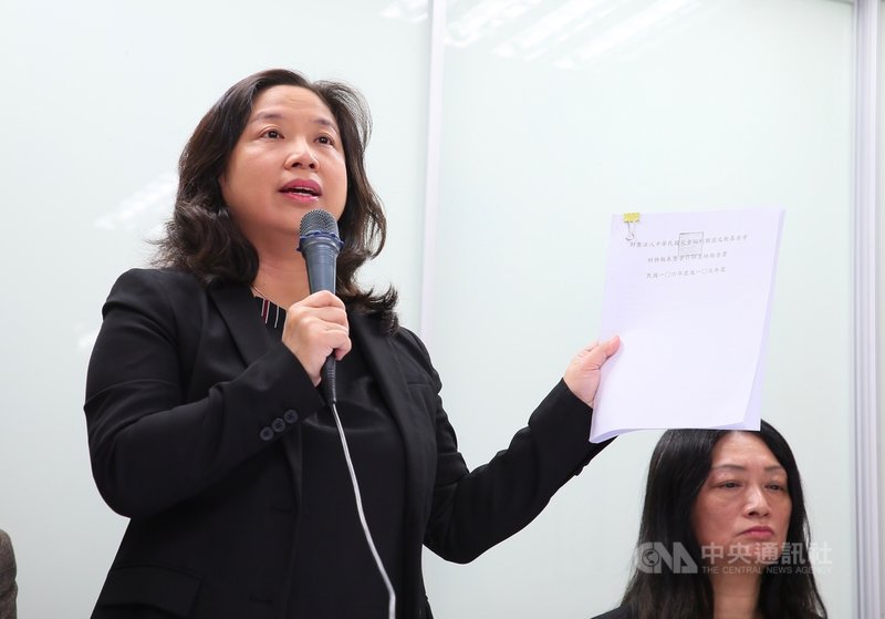 兒福聯盟執行長白麗芳(左)4日舉行記者會,就兒童人權、兒少福利發展中心的購置基金與兒福聯盟的財報提出說明。中央社記者謝佳璋攝 108年11月4日