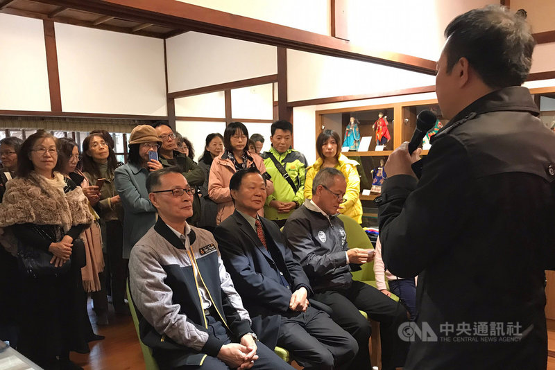 桃園77藝文町4日起展出「返古X反骨」特展,展出水彩畫作及布袋戲偶,期望透過平面與立體的色彩對話、靜態創作與動態表演的跨界演出,帶給民眾不同藝術視野。(桃園77藝文町提供)中央社記者吳睿騏桃園傳真 108年12月4日