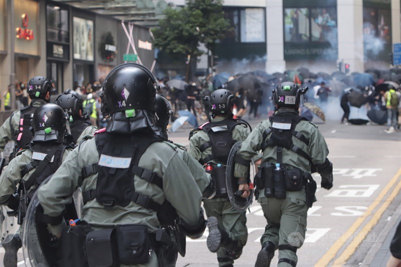 人權組織指出,香港的公民空間正在急速縮減中。圖為香港防暴警察施放催彈後追趕反送中示威者。(中央社檔案照片)