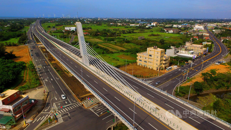 公路總局票選台灣最美十大景觀公路,第2名是位於桃園市的台61線西濱公路永安漁港脊背橋。(公路總局提供)中央社記者汪淑芬傳真 108年12月4日