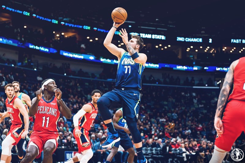 美國職籃NBA達拉斯獨行俠隊的唐西奇（中）3日抓下生涯新高的18個籃板，率隊以118比97擊敗地主紐奧良鵜鶘。（圖取自twitter.com/MavsPR）