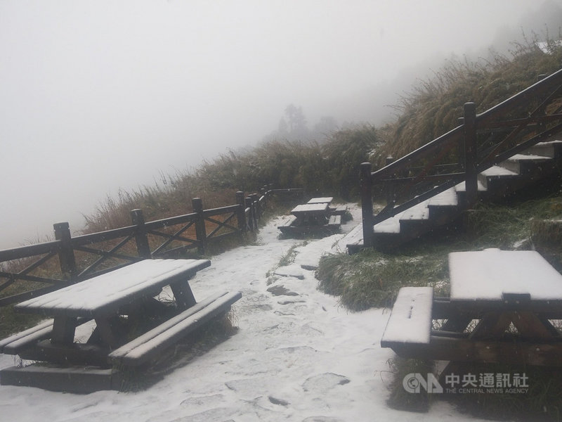 海拔逾3000公尺的雪山三六九山莊6日降下皚皚白雪，戶外桌椅被白雪覆蓋。（布農卡里布灣高山協作提供）中央社記者魯鋼駿傳真　108年12月6日