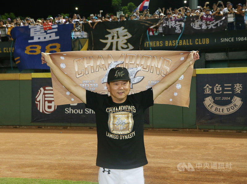 中職最多勝總教練洪一中6日確定將離開執教多年的Lamigo桃猿隊,轉任富邦悍將隊總教練。圖為洪一中108年10月17日在桃猿封王戰高舉3連霸紀念毛巾。中央社記者張新偉攝 108年12月6日