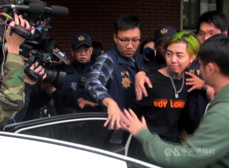 歌手謝和弦(前右)持有大麻被逮,警方6日上午依違反毒品危害防制條例移送新北地檢署。檢方複訊後,諭令以新台幣3萬元交保候傳。(民眾提供)中央社記者黃旭昇新北傳真 108年12月6日