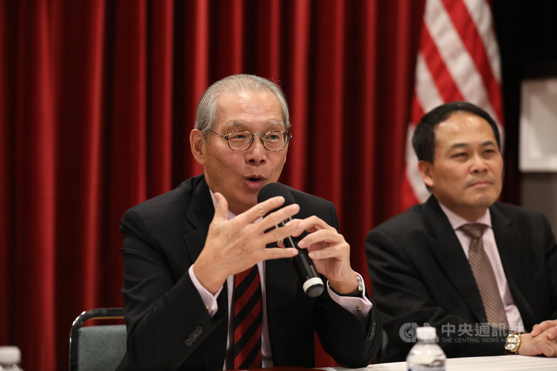 駐美代表高碩泰(左)5日與媒體茶敘表示,代表處新增的農業組已開始運作,近程目標為重啟台美貿易暨投資架構協定(TIFA)會談。中央社記者徐薇婷華盛頓攝 108年12月6日