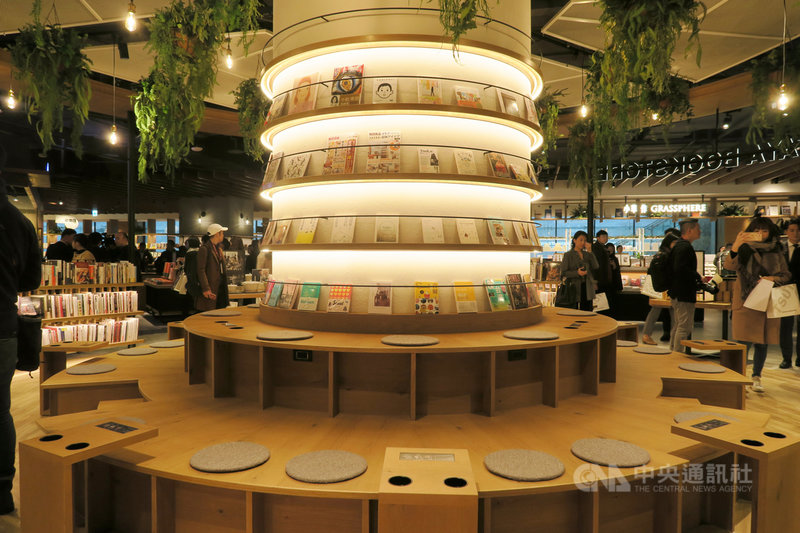 日本蔦屋書店(TSUTAYA BOOKSTORE)被選為世界最美20家書店之一,號稱「全台最大」的蔦屋書店6日在南港盛大開幕,提供讓人放鬆的閱讀環境。中央社記者陳政偉攝 108年12月6日