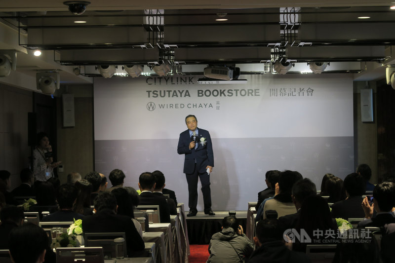 被選為世界最美20家書店之一的日本蔦屋書店(TSUTAYA BOOKSTORE),6日在南港開出全台最大店,社長中西一雄表示,書店除營造既有的人文書香、咖啡香等輕鬆氛圍,也首次規劃逾100坪的親子空間,增加親子共讀的溫暖氣息。中央社記者陳政偉攝 108年12月6日