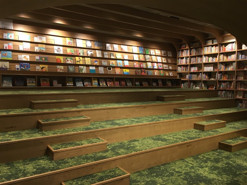 TSUTAYA BOOKSTORE社長中西一雄表示,蔦屋書店期望創造讓人放鬆的閱讀環境,提供生活感也是書店設計重點。(圖取自facebook.com/tsutayabookstoretw)