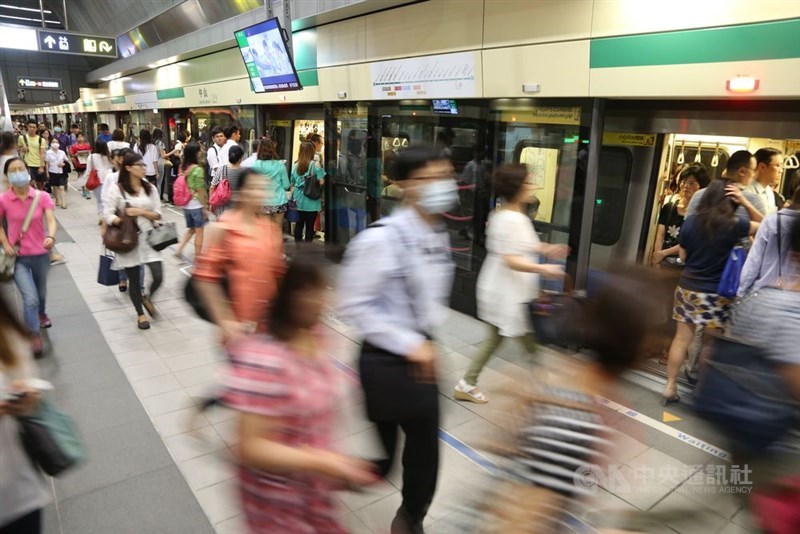 台北捷運6日公布初步擬訂的票價優惠調整方案,將原本齊頭式平等的8折改為依「忠誠度」的現金回饋。(中央社檔案照片)