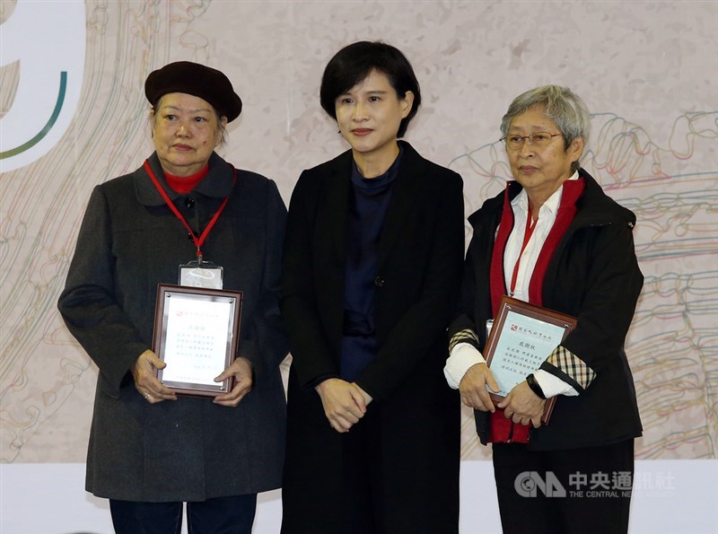 文化部國家人權博物館7日在白色恐怖景美紀念園區舉行2019世界人權日典禮,文化部長鄭麗君(中)頒發捐贈文物感謝狀給何康美(右)及受難者家屬林黎彩(左)。中央社記者郭日曉攝 108年12月7日