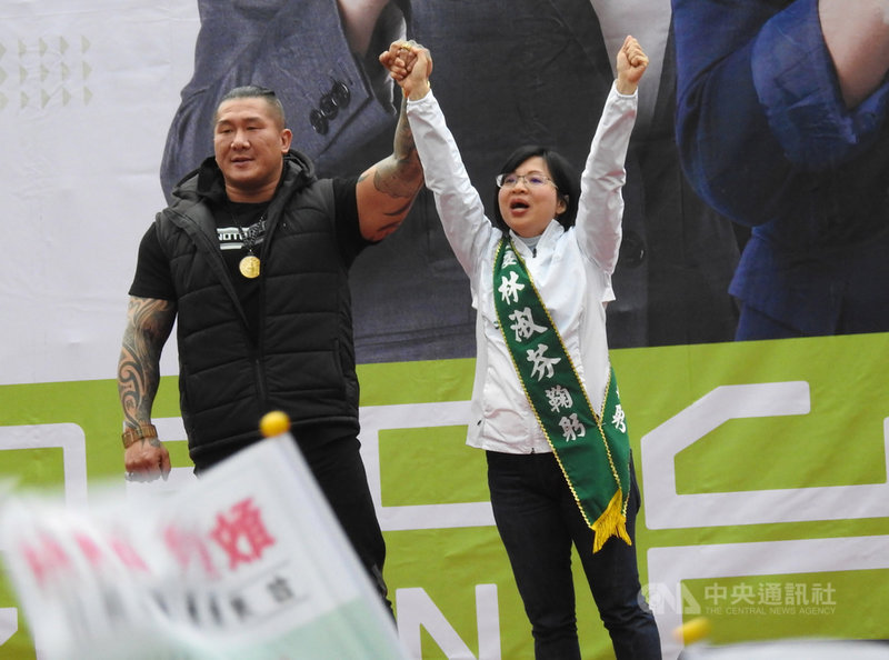 網路紅人「館長」陳之漢(左)7日為尋求連任的民進黨籍新北市第2選區立委林淑芬(右)站台,直呼「好緊張」,也盼這次大選能展現台灣年輕人的力量。中央社記者王鴻國攝 108年12月7日