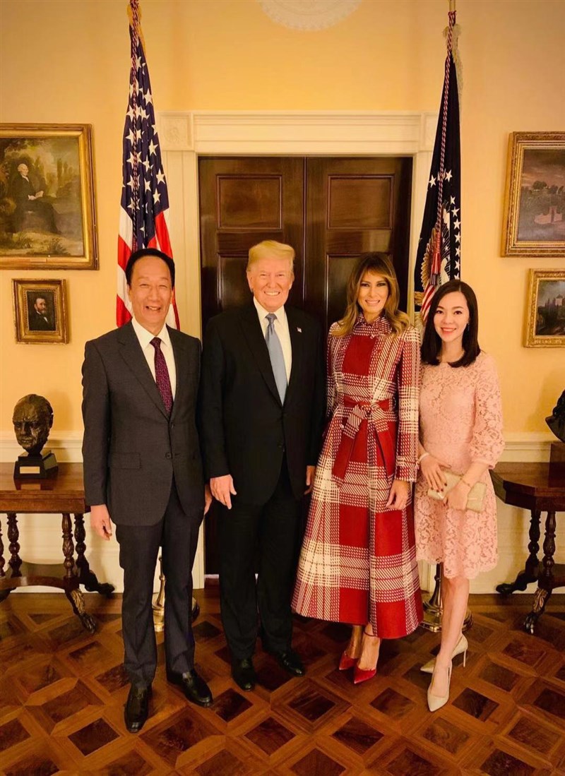 鴻海集團創辦人郭台銘7日在臉書公布與美國總統川普夫婦合照,並發文感謝「白宮好友稍來的照片」。(圖取自facebook.com/TerryGou1018)
