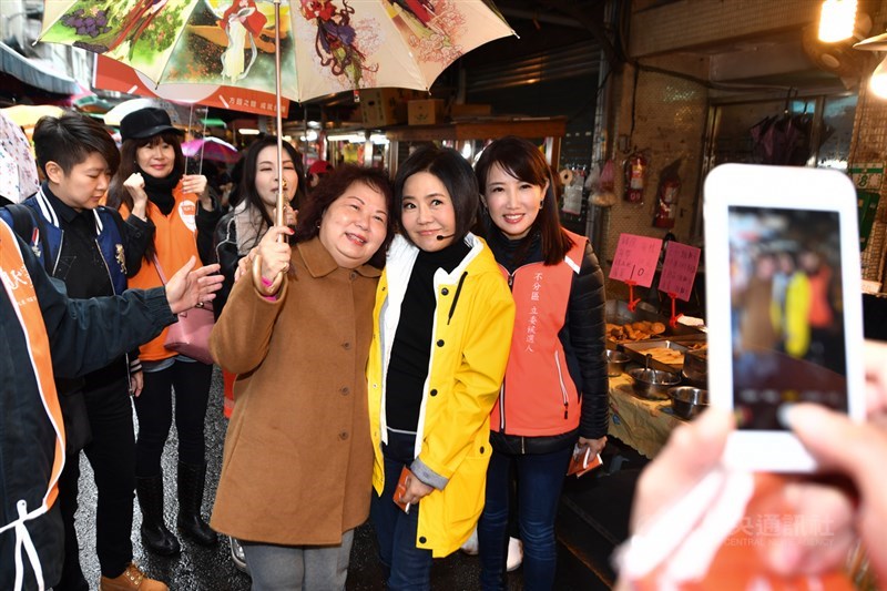 親民黨總統參選人宋楚瑜競辦發言人于美人(前中)陪同親民黨不分區立委提名人蔡沁瑜(前右)到白蘭市場掃街拜票,與民眾合影,展現親和力。(中央社檔案照片)