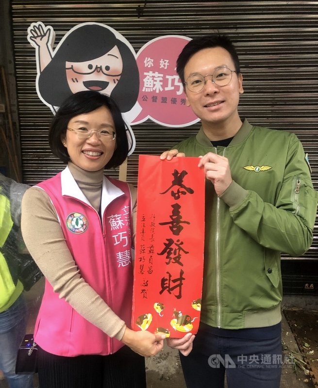 民進黨副秘書長林飛帆（右）7日陪同尋求連任的民進黨新北市立委蘇巧慧（左）到樹林區保安市場掃街拜票，並介紹推出的新年小物金鼠春聯。（蘇巧慧辦公室提供）中央社記者黃旭昇新北傳真　108年12月7日