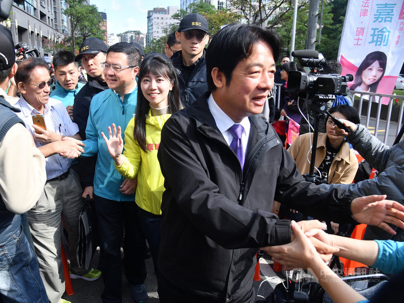 民進黨台北市立委參選人高嘉瑜(中黃衣)8日舉行競選總部成立大會,民進黨主席卓榮泰(中左)與副總統參選人賴清德(前)出席,並向民眾握手致意。中央社記者王飛華攝 108年12月8日