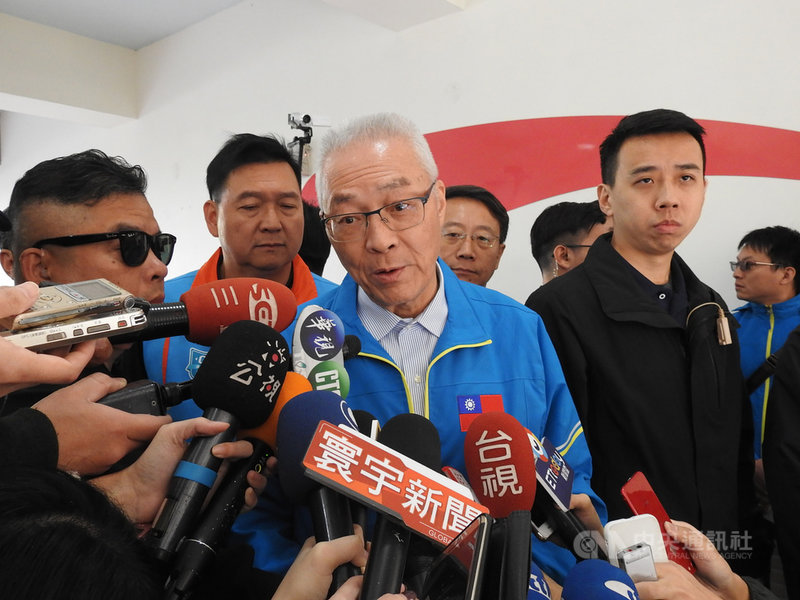 針對立委去外交部遭拒門外一事,國民黨主席吳敦義(中)8日表示,國會議員本來就可關心、質詢與請教國事,外交部不該拒絕立委於門外。至於拍落女警帽是「小意外」。中央社記者王鴻國攝 108年12月8日