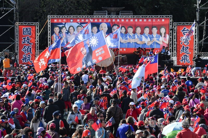 國民黨8日下午在新北市板橋第二運動場舉辦新北市聯合競選總部成立大會,舞台前擠滿大批支持群眾,現場氣氛熱烈。中央社記者林俊耀攝 108年12月8日