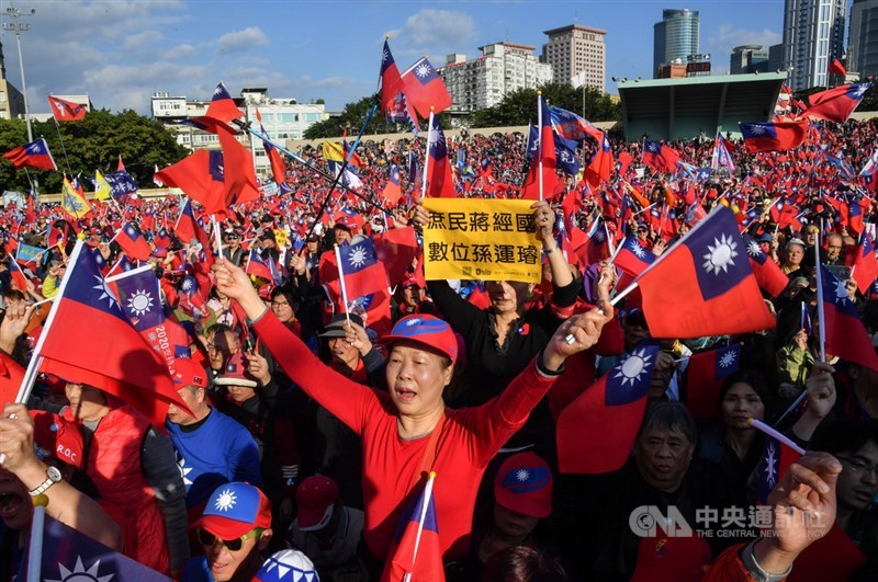 中國國民黨8日在新北市板橋第二運動場舉辦總統暨立委新北市聯合競選總部成立大會,現場聚集大批支持民眾,熱情舉旗高喊「凍蒜」等口號。中央社記者林俊耀攝 108年12月8日